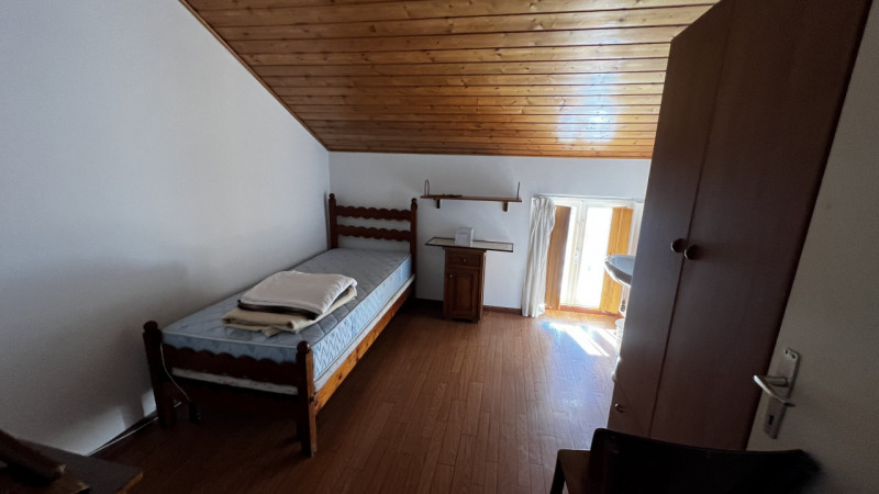 Mq 650

24  | 12 | garage doppio e 2 posti auto   e legnaia annessa

Giardino privato

Rif.: suo4...