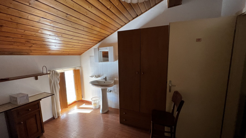 Mq 650

24  | 12 | garage doppio e 2 posti auto   e legnaia annessa

Giardino privato

Rif.: suo4...