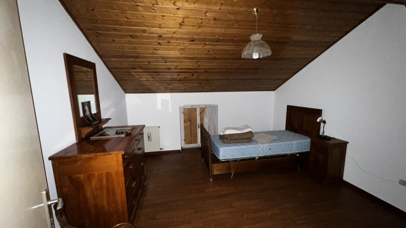 Mq 650

24  | 12 | garage doppio e 2 posti auto   e legnaia annessa

Giardino privato

Rif.: suo4...