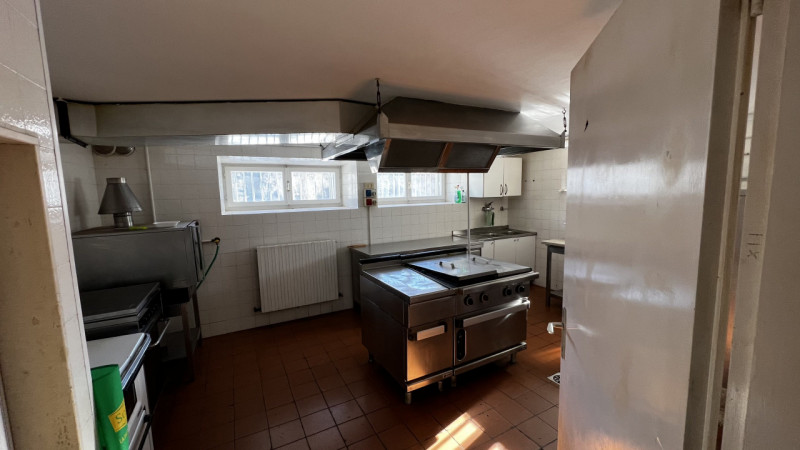 Mq 650

24  | 12 | garage doppio e 2 posti auto   e legnaia annessa

Giardino privato

Rif.: suo4...