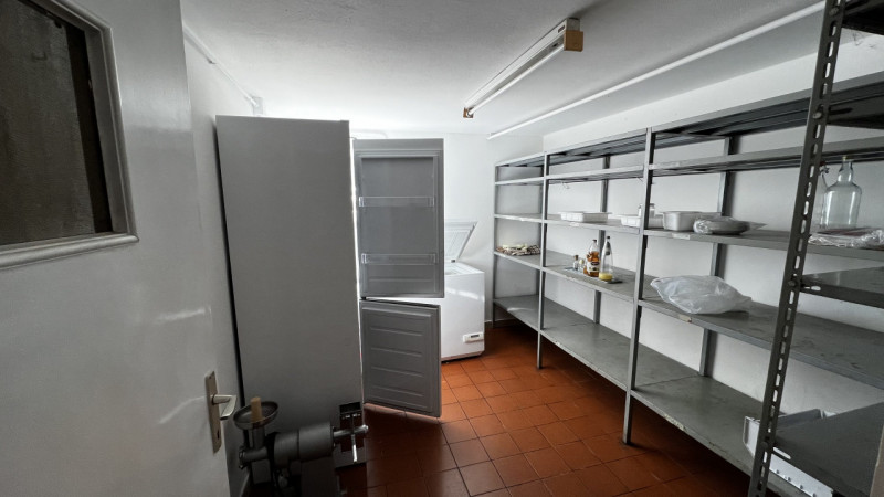 Mq 650

24  | 12 | garage doppio e 2 posti auto   e legnaia annessa

Giardino privato

Rif.: suo4...