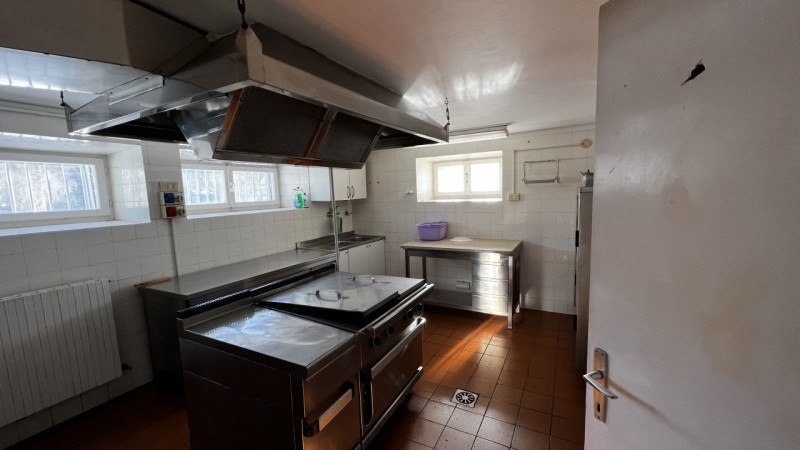 Mq 650

24  | 12 | garage doppio e 2 posti auto   e legnaia annessa

Giardino privato

Rif.: suo4...