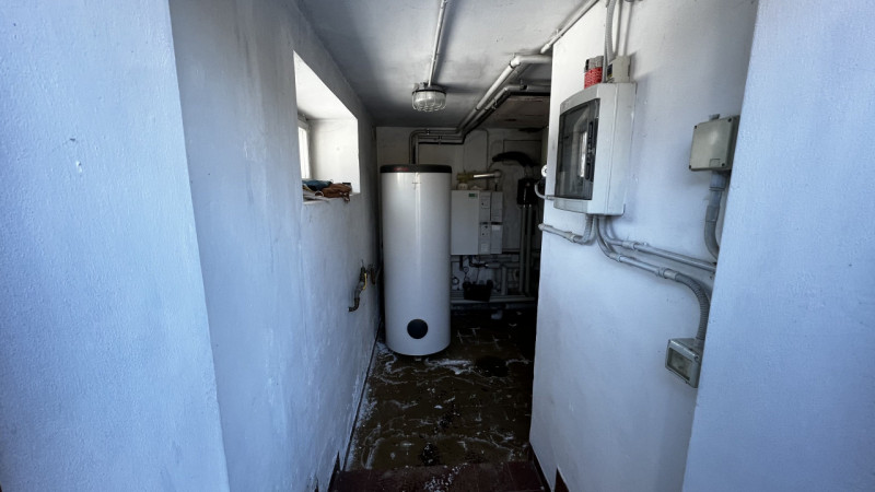 Mq 650

24  | 12 | garage doppio e 2 posti auto   e legnaia annessa

Giardino privato

Rif.: suo4...