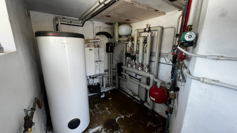 Mq 650

24  | 12 | garage doppio e 2 posti auto   e legnaia annessa

Giardino privato

Rif.: suo4...