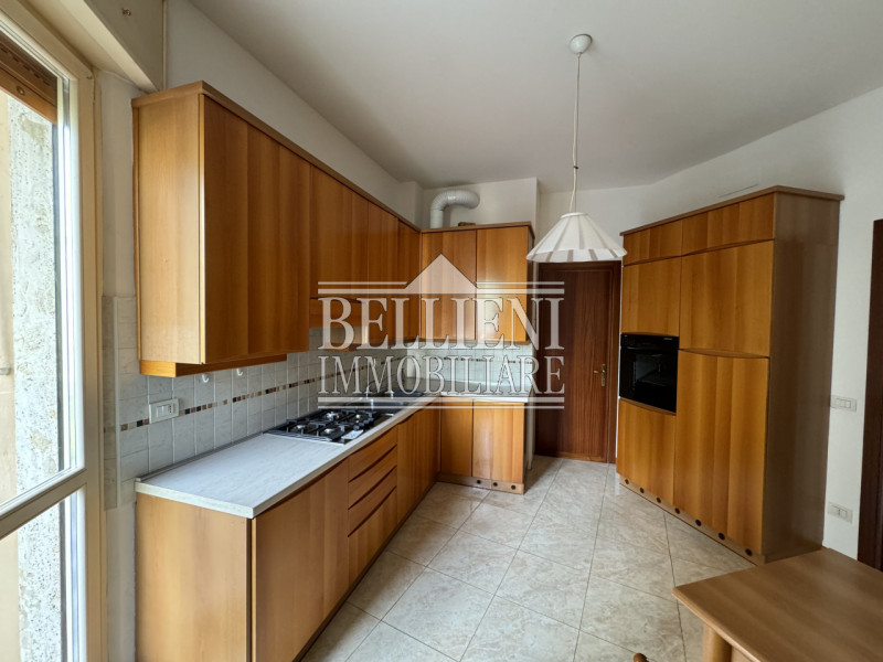 CENTRO STORICO: Situato in stabile centralissimo, proponiamo spazioso appartamento situato al sec...