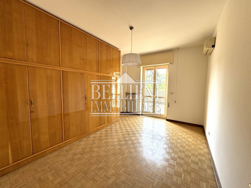 CENTRO STORICO: Situato in stabile centralissimo, proponiamo spazioso appartamento situato al sec...