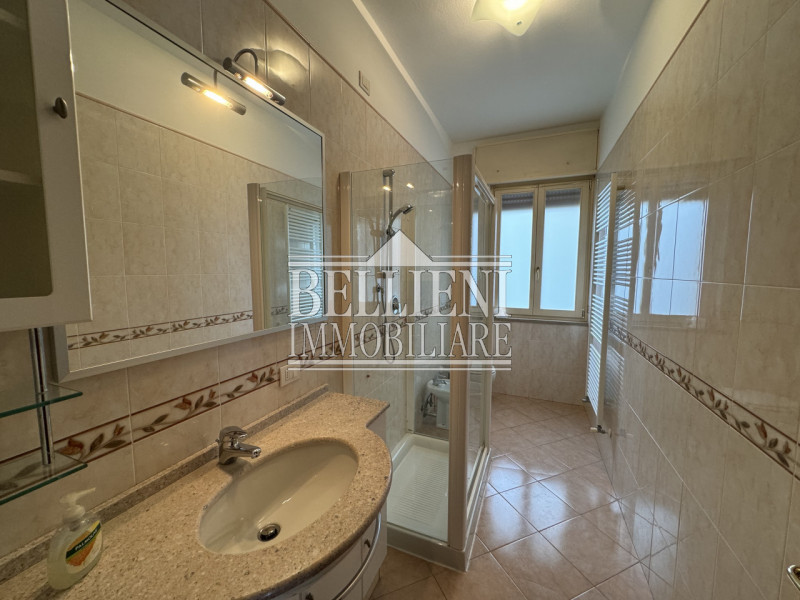 CENTRO STORICO: Situato in stabile centralissimo, proponiamo spazioso appartamento situato al sec...