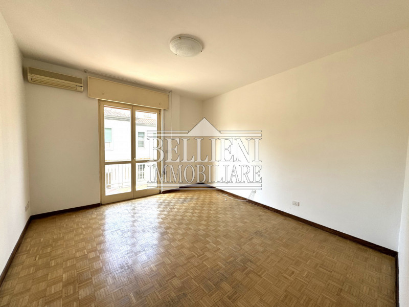 CENTRO STORICO: Situato in stabile centralissimo, proponiamo spazioso appartamento situato al sec...