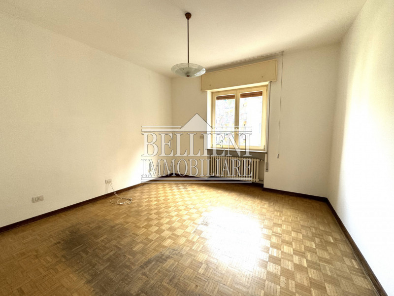 CENTRO STORICO: Situato in stabile centralissimo, proponiamo spazioso appartamento situato al sec...