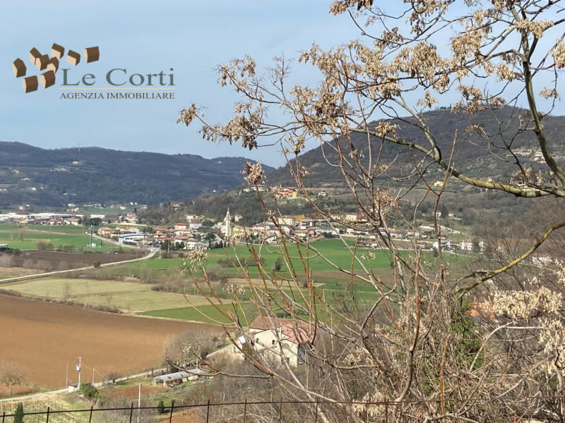 Situato nel comune di Val Liona/Villaga, proponiamo in vendita un appezzamento di terreno in zona...