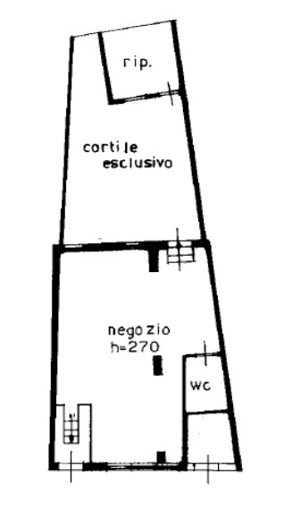 Proponiamo in vendita a Este, in un bel palazzo comodo al centro, locale commerciale per investim...