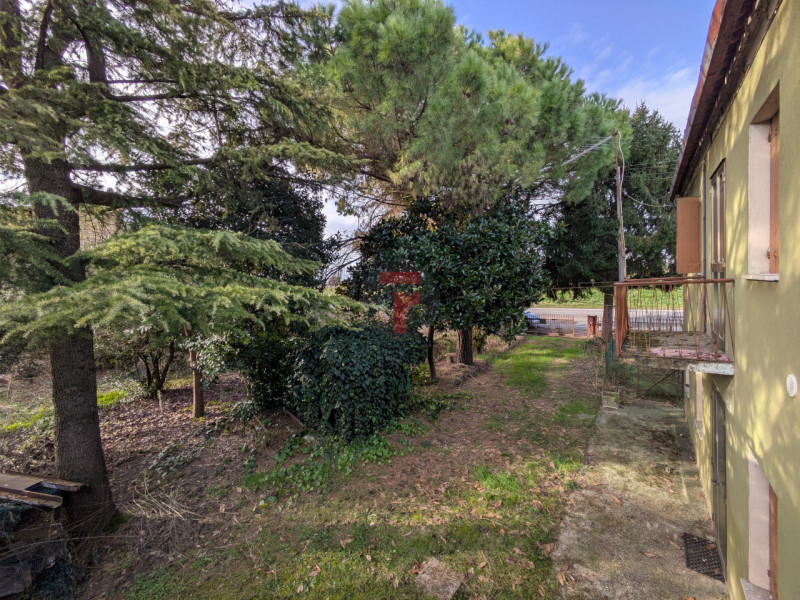 Cadoneghe - proponiamo in vendita porzione di bifamiliare dotata di ampio giardino sui 3 lati.

L...