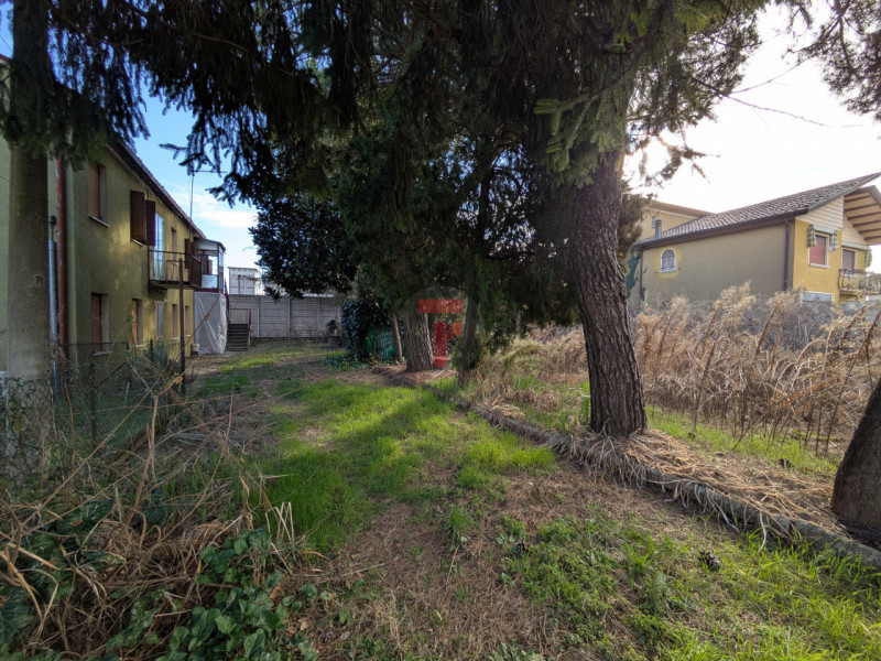 Cadoneghe - proponiamo in vendita porzione di bifamiliare dotata di ampio giardino sui 3 lati.

L...