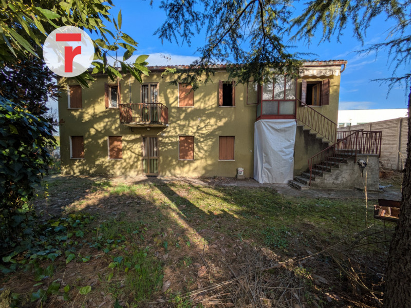 Cadoneghe - proponiamo in vendita porzione di bifamiliare dotata di ampio giardino sui 3 lati.

L...