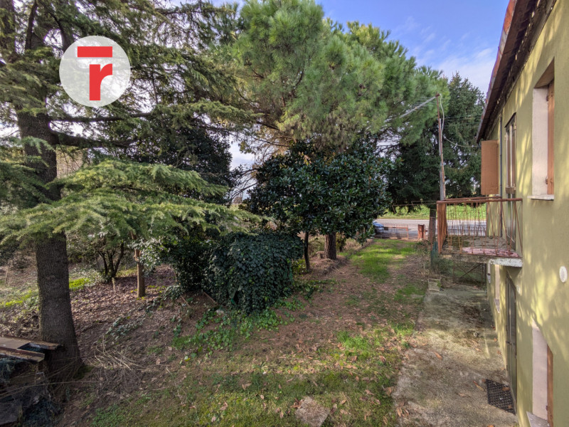 Cadoneghe - proponiamo in vendita porzione di bifamiliare dotata di ampio giardino sui 3 lati.

L...