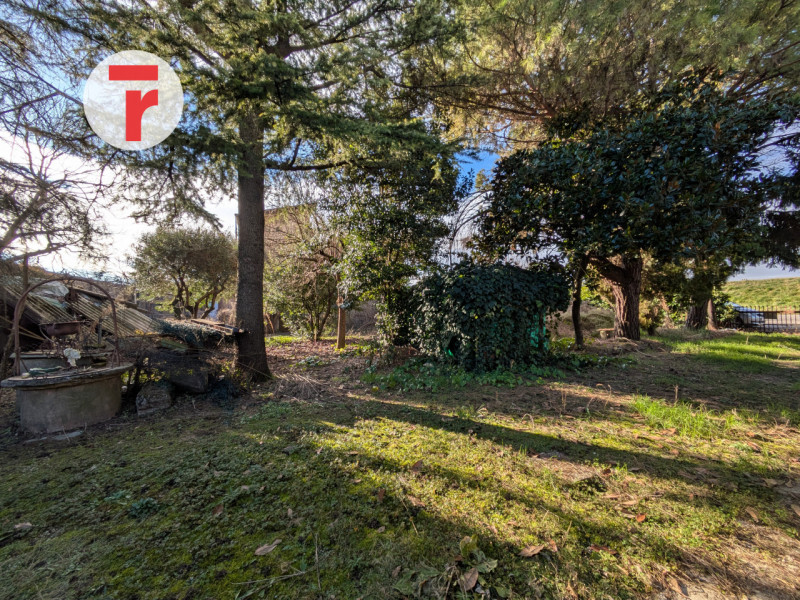 Cadoneghe - proponiamo in vendita porzione di bifamiliare dotata di ampio giardino sui 3 lati.

L...