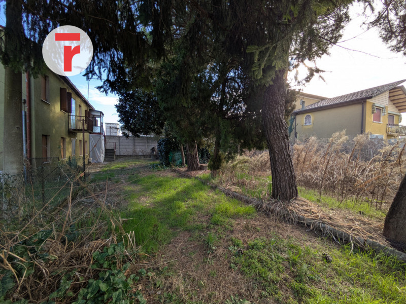 Cadoneghe - proponiamo in vendita porzione di bifamiliare dotata di ampio giardino sui 3 lati.

L...