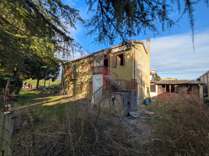 Cadoneghe - proponiamo in vendita porzione di bifamiliare dotata di ampio giardino sui 3 lati.

L...