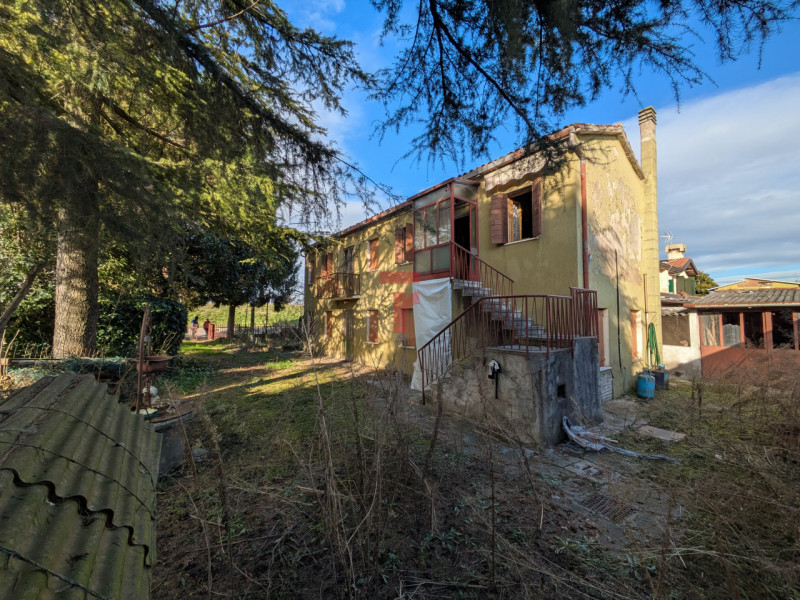 Cadoneghe - proponiamo in vendita porzione di bifamiliare dotata di ampio giardino sui 3 lati.

L...