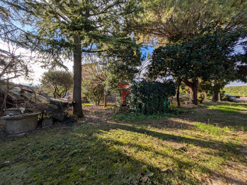 Cadoneghe - proponiamo in vendita porzione di bifamiliare dotata di ampio giardino sui 3 lati.

L...