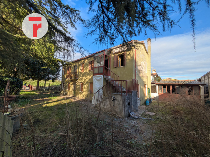 Cadoneghe - proponiamo in vendita porzione di bifamiliare dotata di ampio giardino sui 3 lati.

L...