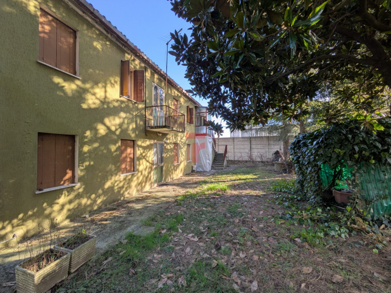 Cadoneghe - proponiamo in vendita porzione di bifamiliare dotata di ampio giardino sui 3 lati.

L...