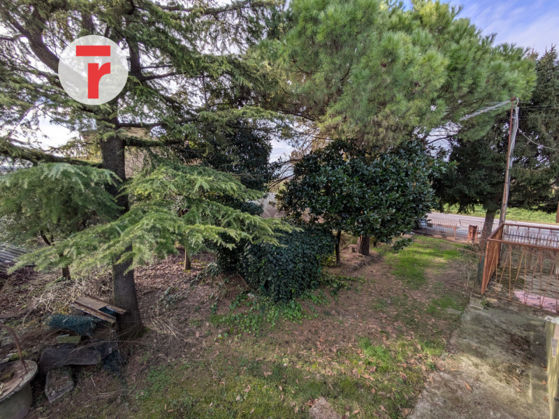 Cadoneghe - proponiamo in vendita porzione di bifamiliare dotata di ampio giardino sui 3 lati.

L...