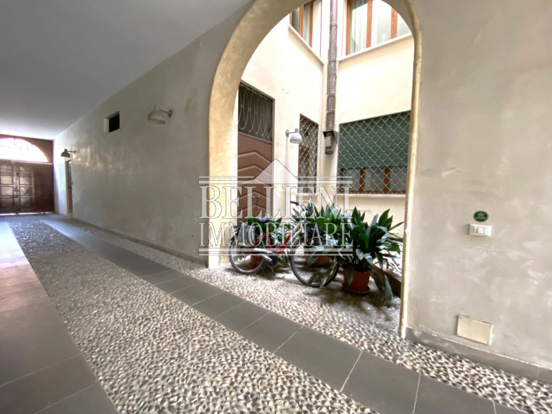 CENTRO STORICO - Nelle vicinanze di Piazza Poste di Vicenza, in un palazzo storico del '500, prop...