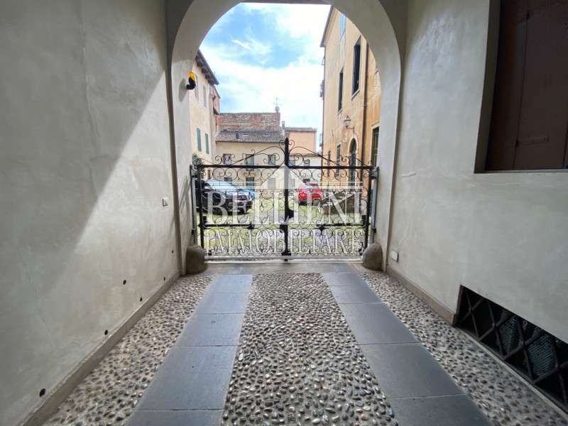 CENTRO STORICO - Nelle vicinanze di Piazza Poste di Vicenza, in un palazzo storico del '500, prop...