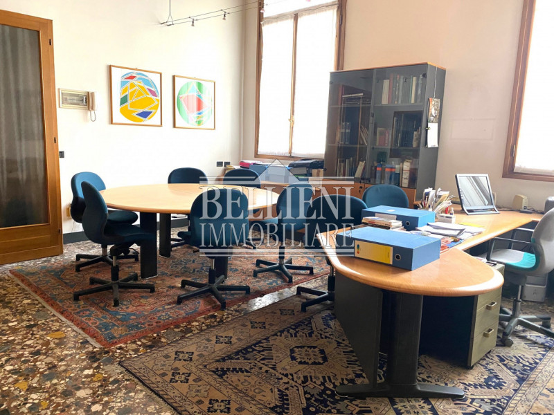 CENTRO STORICO - Nelle vicinanze di Piazza Poste di Vicenza, in un palazzo storico del '500, prop...