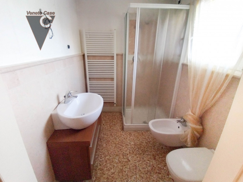 Prestigiosa villa singola di recente costruzione di 400 mq disposta su 3 livelli fuori terra più ...