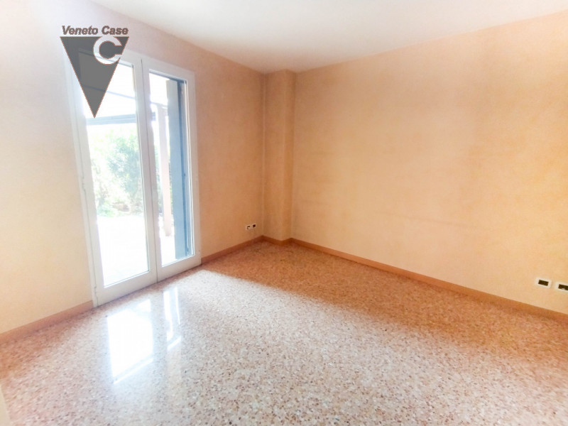 Prestigiosa villa singola di recente costruzione di 400 mq disposta su 3 livelli fuori terra più ...