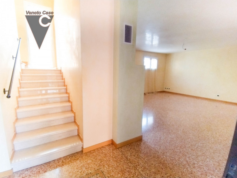 Prestigiosa villa singola di recente costruzione di 400 mq disposta su 3 livelli fuori terra più ...