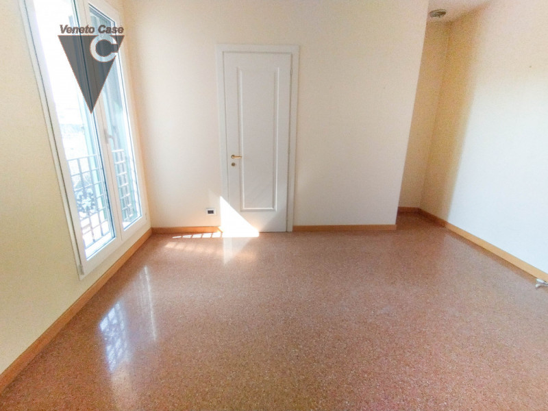 Prestigiosa villa singola di recente costruzione di 400 mq disposta su 3 livelli fuori terra più ...