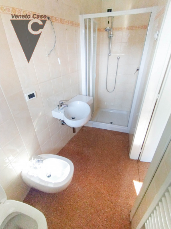 Prestigiosa villa singola di recente costruzione di 400 mq disposta su 3 livelli fuori terra più ...