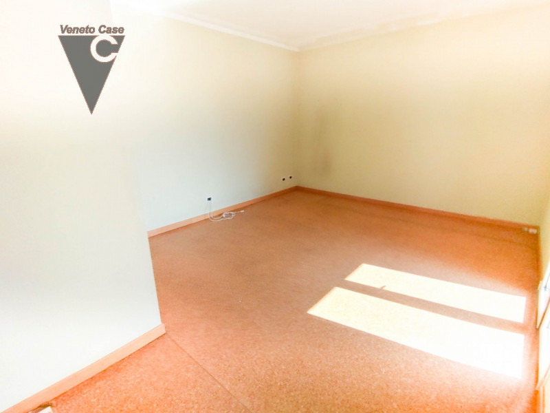 Prestigiosa villa singola di recente costruzione di 400 mq disposta su 3 livelli fuori terra più ...