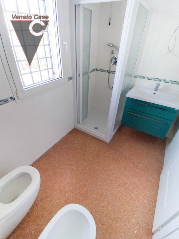 Prestigiosa villa singola di recente costruzione di 400 mq disposta su 3 livelli fuori terra più ...