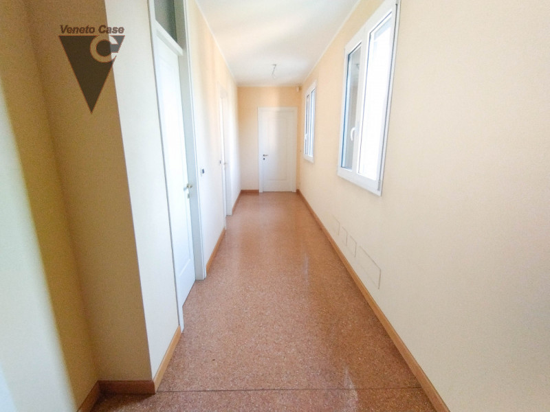 Prestigiosa villa singola di recente costruzione di 400 mq disposta su 3 livelli fuori terra più ...