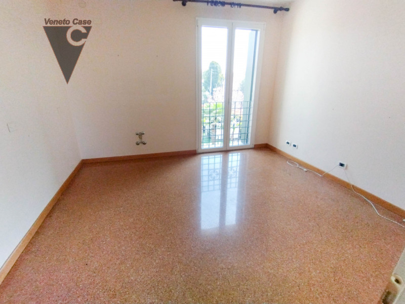 Prestigiosa villa singola di recente costruzione di 400 mq disposta su 3 livelli fuori terra più ...