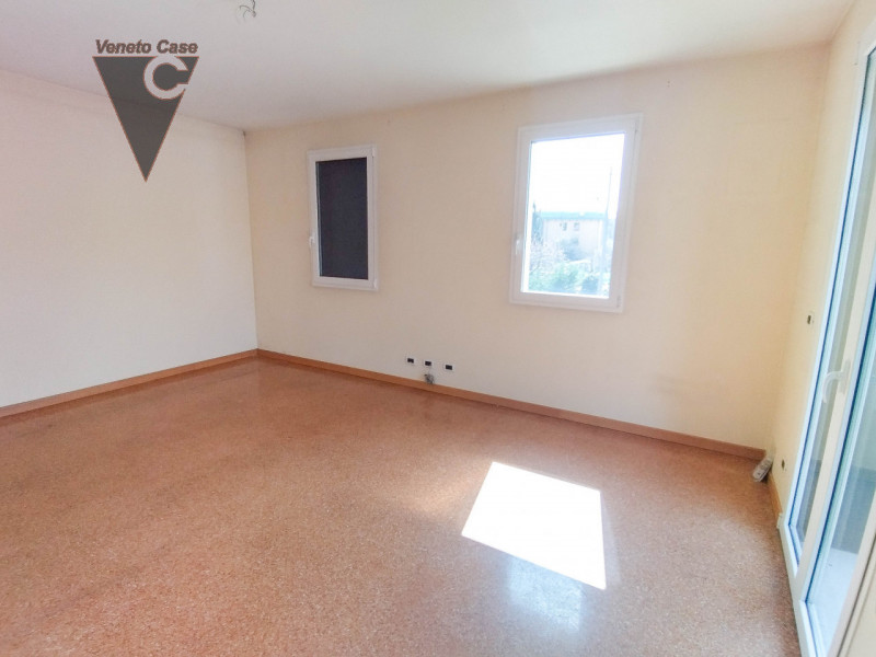 Prestigiosa villa singola di recente costruzione di 400 mq disposta su 3 livelli fuori terra più ...