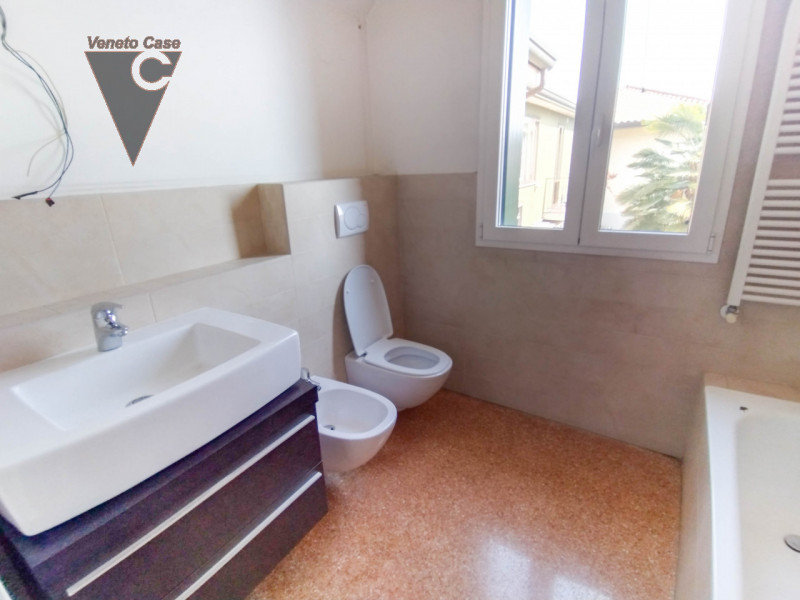 Prestigiosa villa singola di recente costruzione di 400 mq disposta su 3 livelli fuori terra più ...