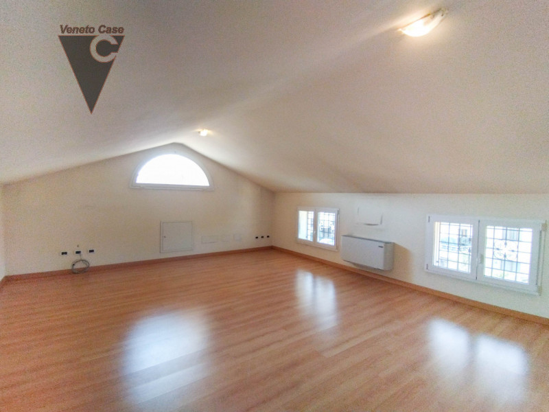 Prestigiosa villa singola di recente costruzione di 400 mq disposta su 3 livelli fuori terra più ...