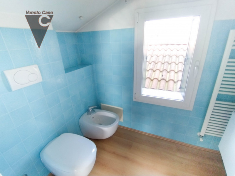 Prestigiosa villa singola di recente costruzione di 400 mq disposta su 3 livelli fuori terra più ...