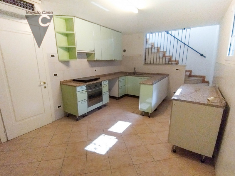 Prestigiosa villa singola di recente costruzione di 400 mq disposta su 3 livelli fuori terra più ...