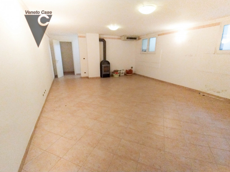 Prestigiosa villa singola di recente costruzione di 400 mq disposta su 3 livelli fuori terra più ...