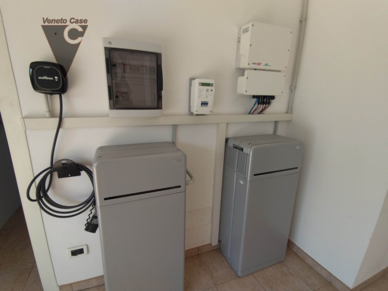 Prestigiosa villa singola di recente costruzione di 400 mq disposta su 3 livelli fuori terra più ...