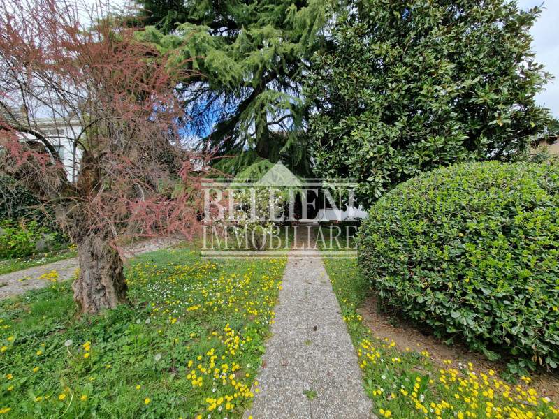 CALDOGNO - In zona ben servita e a breve distanza dal centro storico, proponiamo una villa indipe...