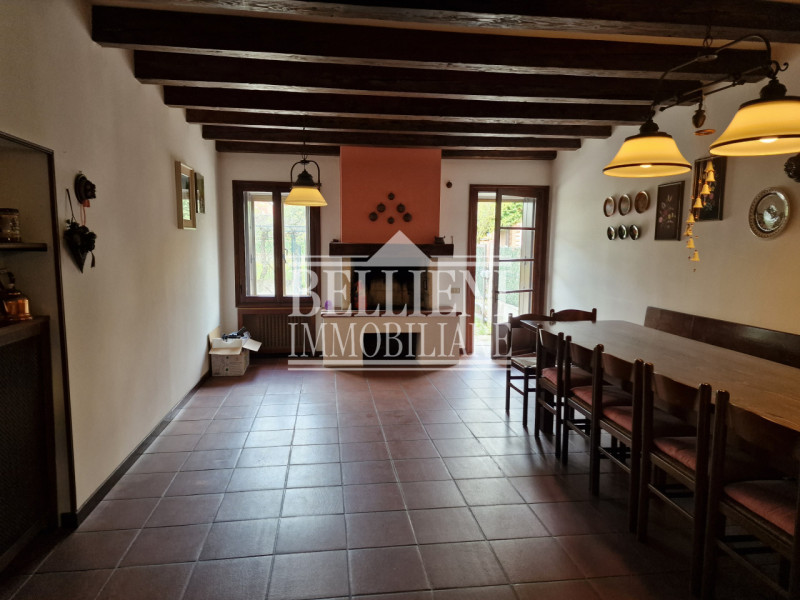 CALDOGNO - In zona ben servita e a breve distanza dal centro storico, proponiamo una villa indipe...