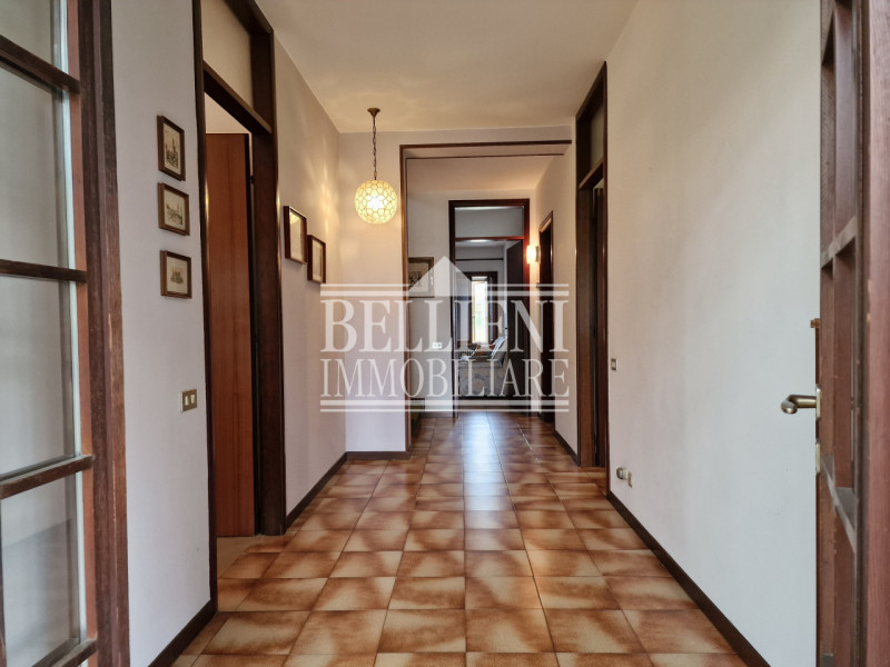 CALDOGNO - In zona ben servita e a breve distanza dal centro storico, proponiamo una villa indipe...