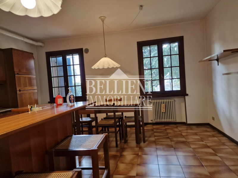 CALDOGNO - In zona ben servita e a breve distanza dal centro storico, proponiamo una villa indipe...